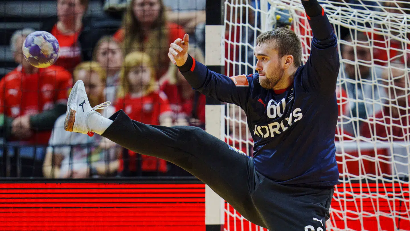 De danske fans kunne heller ikke få armene ned, da Bonde søndag blev indskiftet mod Holland.