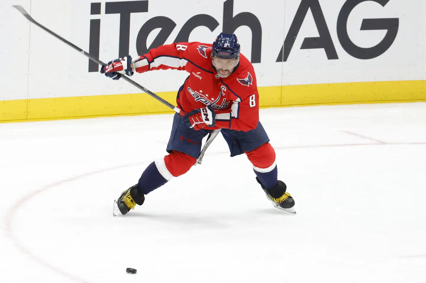 Området i cirklen til højre for modstandernes mål kaldes populært "Ovechkins kontor", da han har scoret en meget stor del af sine mål netop herfra.