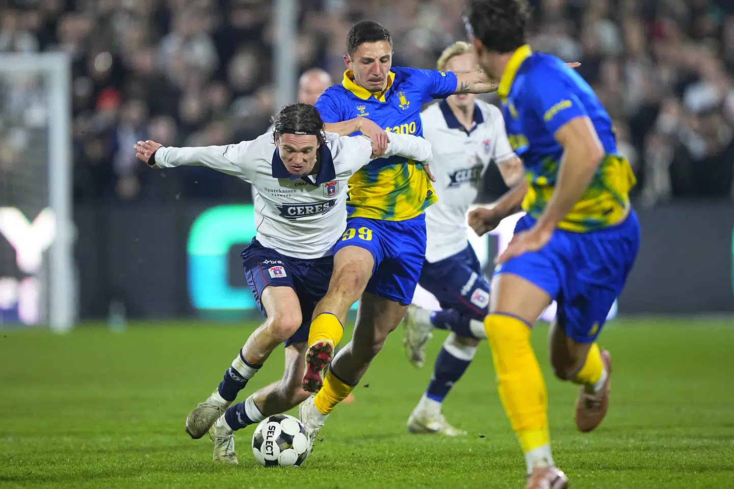 Det var intenst og underholdende, men der blev aldrig scoret, da AGF tog imod Brøndby søndag aften.