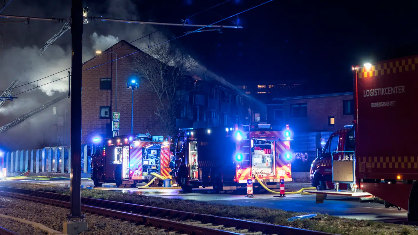 Beredskab Øst arbejder ved brand i en bygning i Tinghøjparken i Søborg søndag den 22. marts 2026.