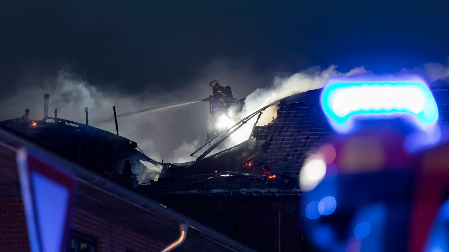 Beredskab Øst arbejder ved brand i en bygning i Tinghøjparken i Søborg søndag den 22. marts 2026.