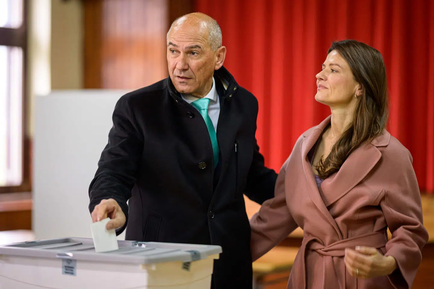 Janez Jansa, der jagter et comeback, afgiver sin stemme i forbindelse med søndagens parlamentsvalg i Slovenien.