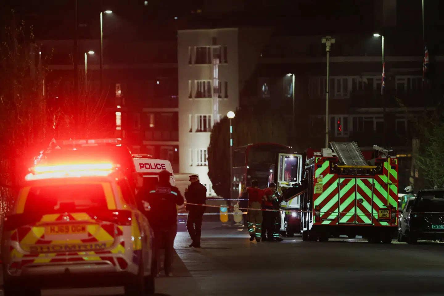 Politi og beredskab arbejder mandag morgen på stedet, hvor fire ambulancer fra Hatzalah i nat blev sat i brand.