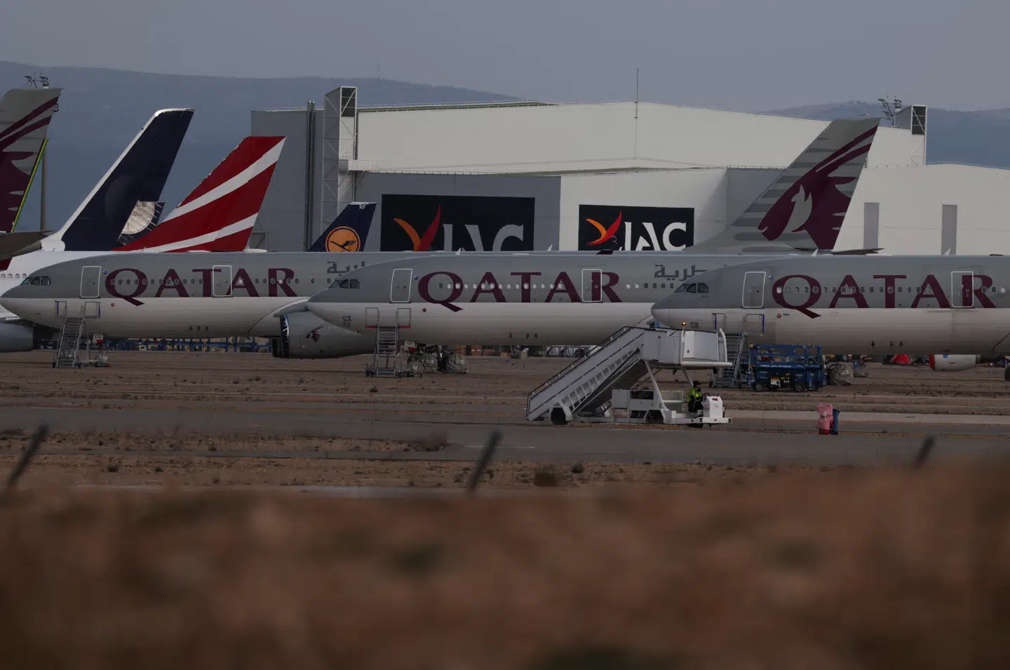 Fly fra Qatar Airways står parkeret i Teruel-lufthavnen i Spanien. Luftfartsselskaber flytter deres fly væk fra krigsområdet i Mellemøsten.