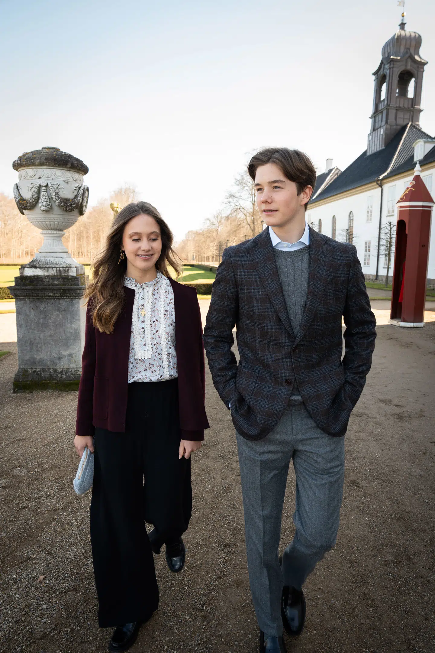 Prinsesse Josephine og prins Vincent har som en del af deres konfirmationsforberedelse været til gudstjeneste med farmor dronning Margrethe i netop Fredensborg Slotskirke, delte Kongehuset da en række billeder af. Foto: Kongehuset