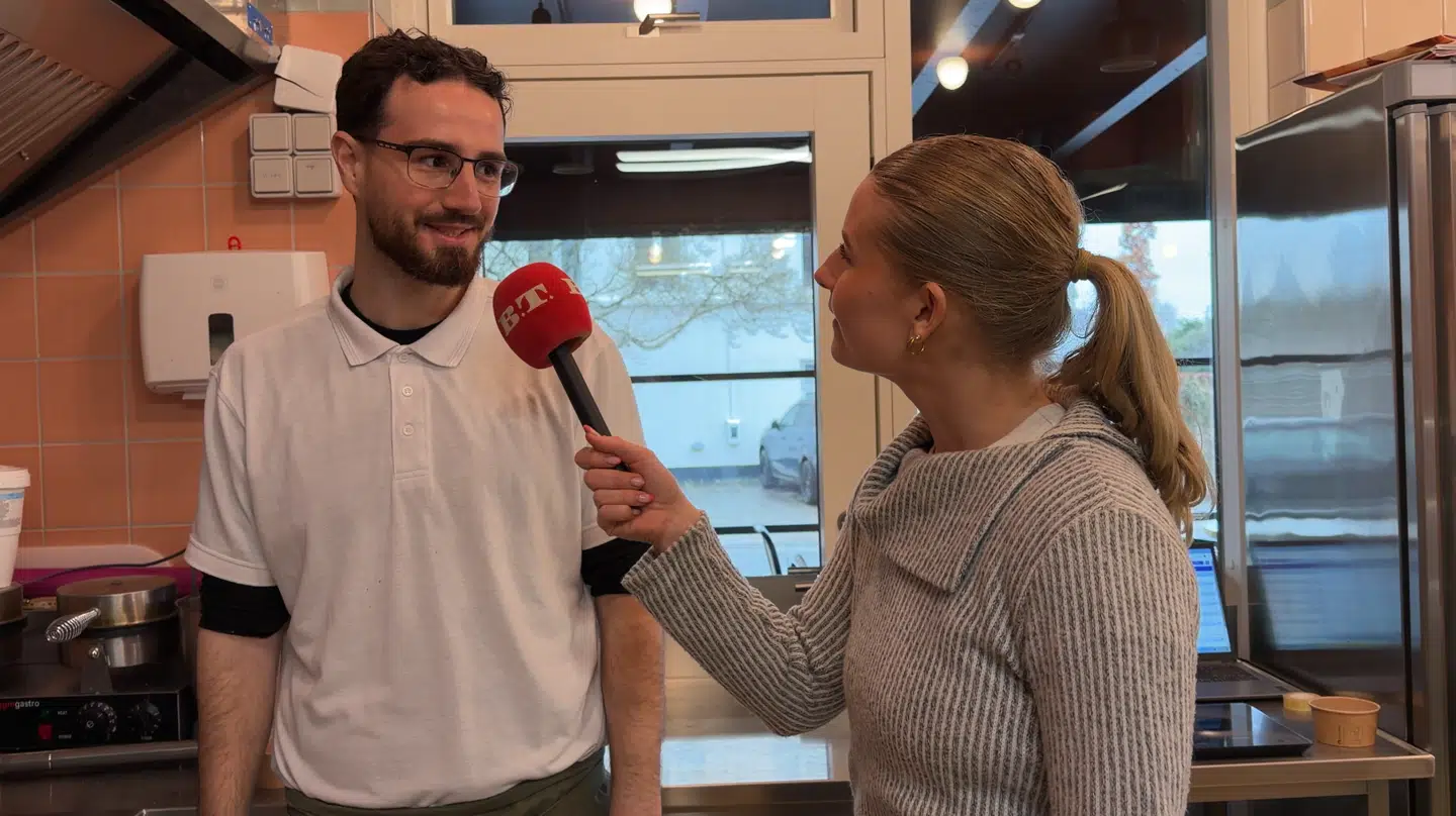 Jeton Qamili holder med sin bror torsdag aften, når han ser kampen med familien i Parken.