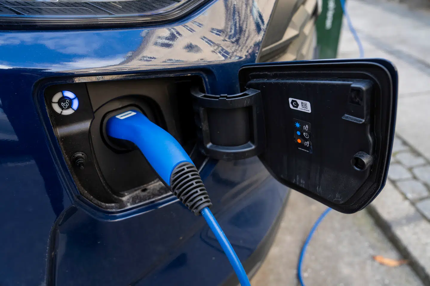 Markedet for elbiler er blevet trægere. Det får stadigt flere store bilproducenter til at trække i håndbremsen og sadle om.