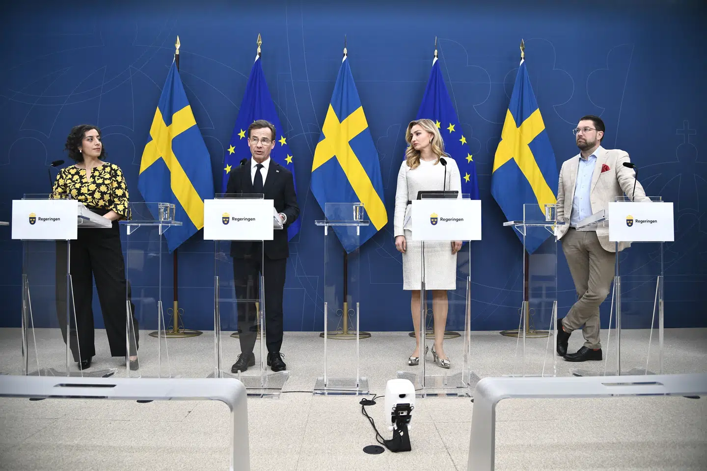 Fra venstre: Undervisnings- og integrationsminister Simona Mohamsson (L), statsminister Ulf Kristersson (M), energi- og erhvervsminister Ebba Busch (KD) samt Sverigedemokraternas partileder, Jimmie Åkesson (SD), holder mandag pressemøde om tiltag mod de stigende energipriser.