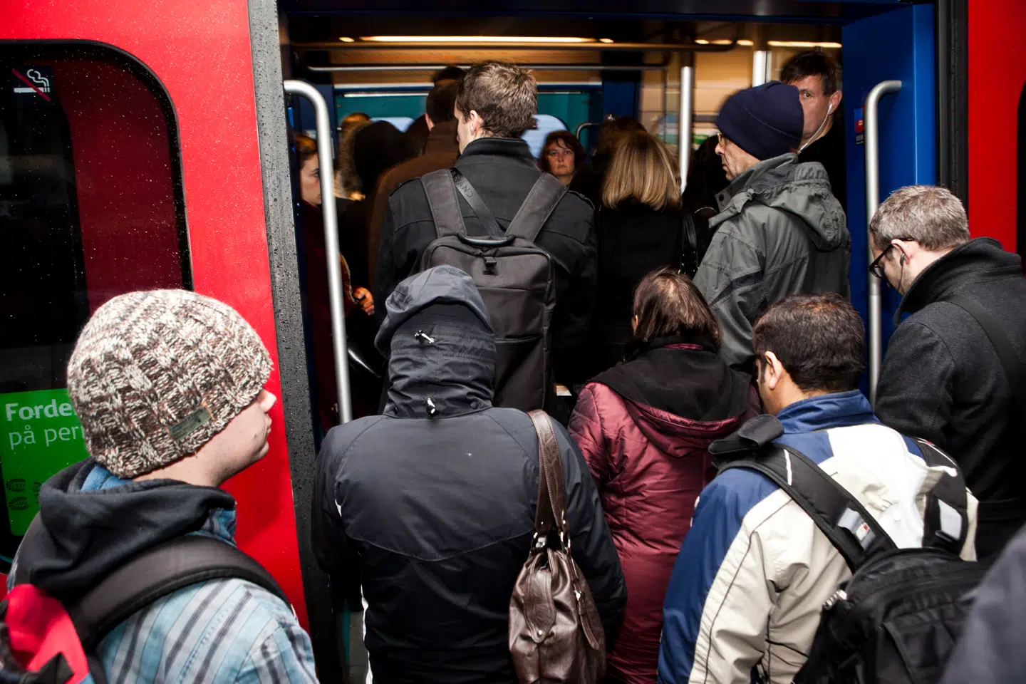 Hver dag pendler tusindvis til arbejde med S-tog. Men 158.000 indvandrere fra Mellemøsten og Nordafrika har langt lavere beskæftigelse end andre danskere. Der er mange penge at hente, hvis flere af dem kommer i job, viser nye tal.