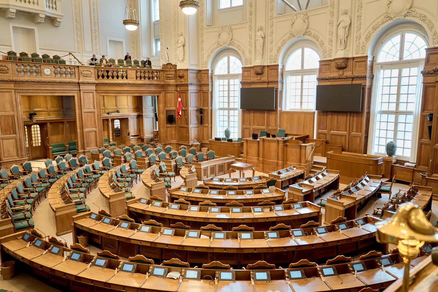 Her ses Folketingssalen på Christiansborg Slot, hvor de 179 folkevalgte folketingspolitikere forhandler og debatterer politik.