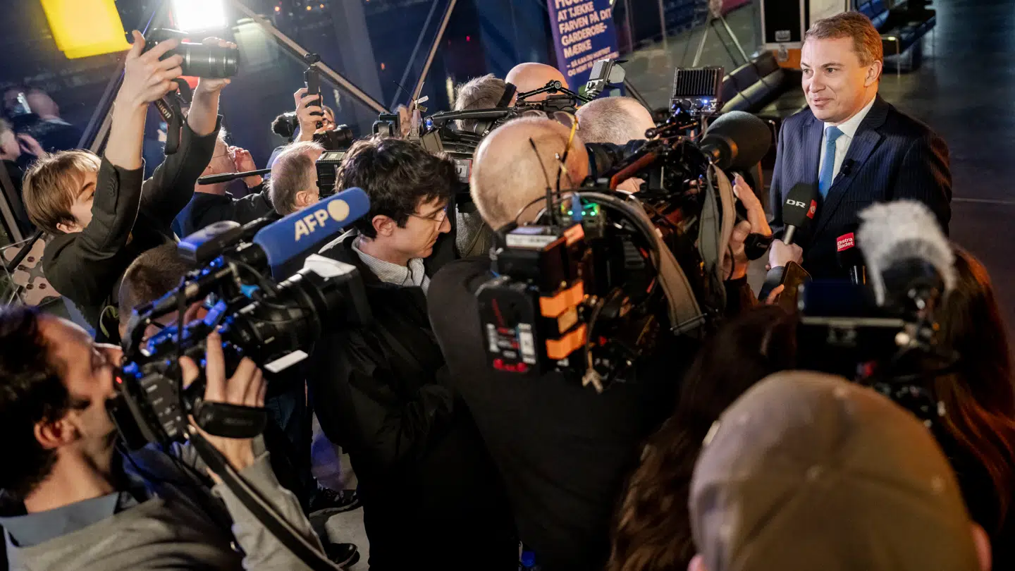 På valgnatten vil der være massiv interesse for folketingsvalget fra udenlandske journalister – ligesom her, hvor blandt andre franske Agence France-Presse (AFP) filmer Morten Messerschmidt (DF), før partilederdebatten 'Demokratiets Aften' søndag på DR1 i Koncerthuset.