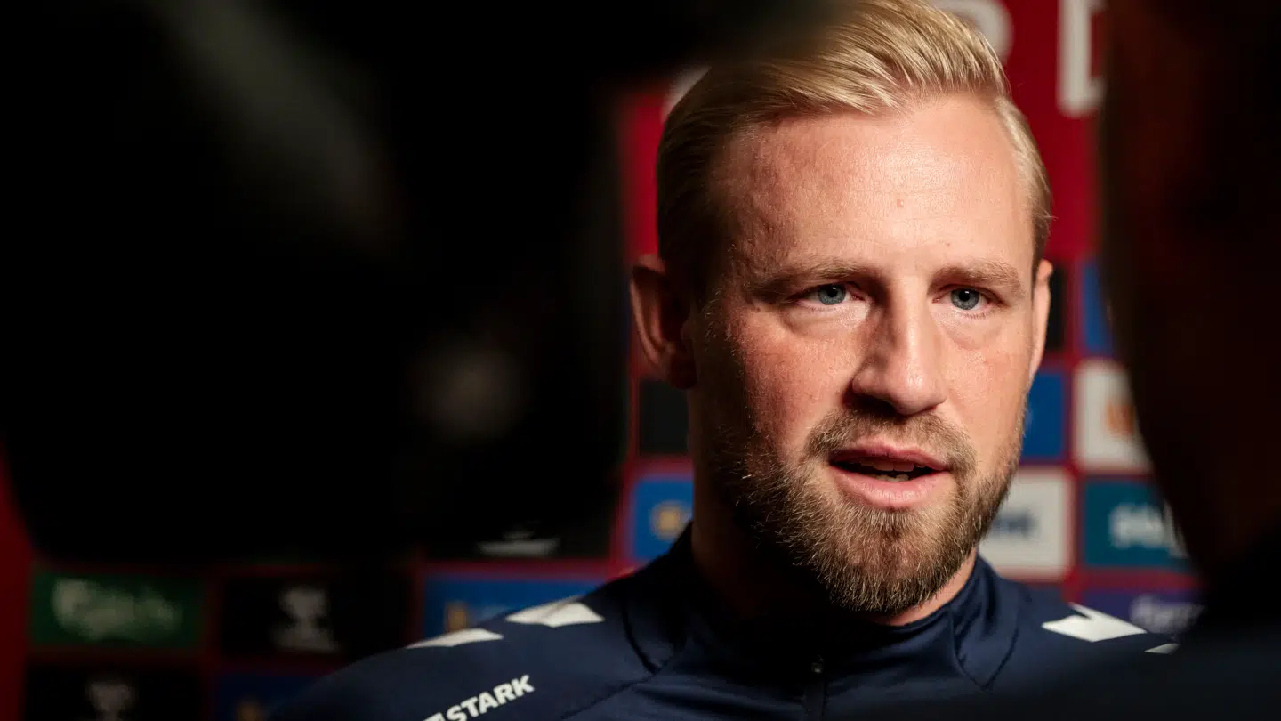 Kasper Schmeichel er ude i op til et år. Og det har tvunget Riemer ud i nye løsninger.