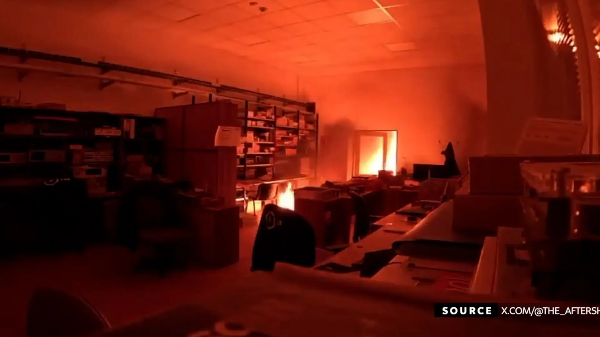 Det lignede en almindelig brand i et industrikvarter. Så kom anmeldelsen – og pludselig er det storpolitik