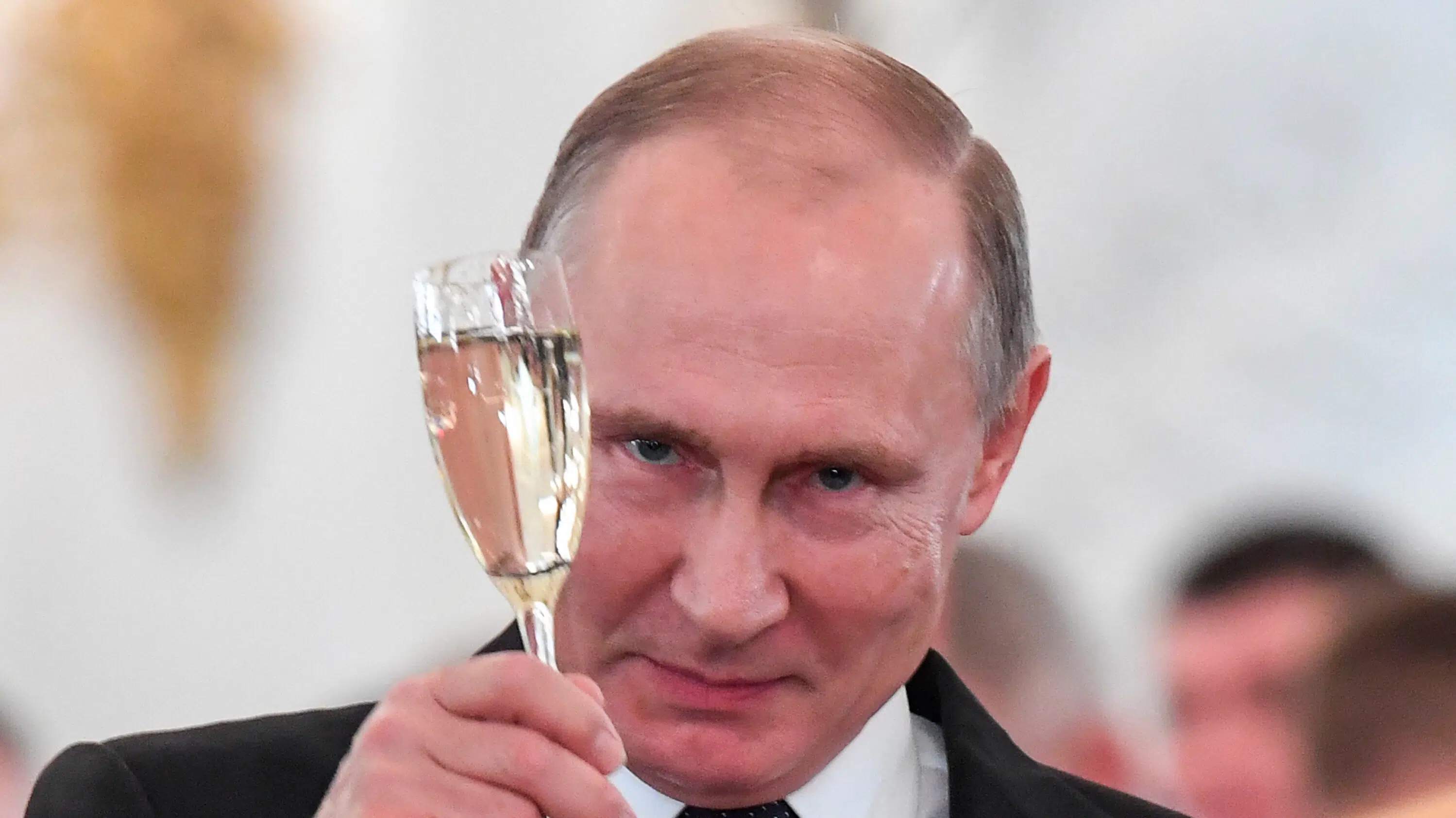 Peter Viggo om situationen i Iran: Putin må slå sig på lårene af grin