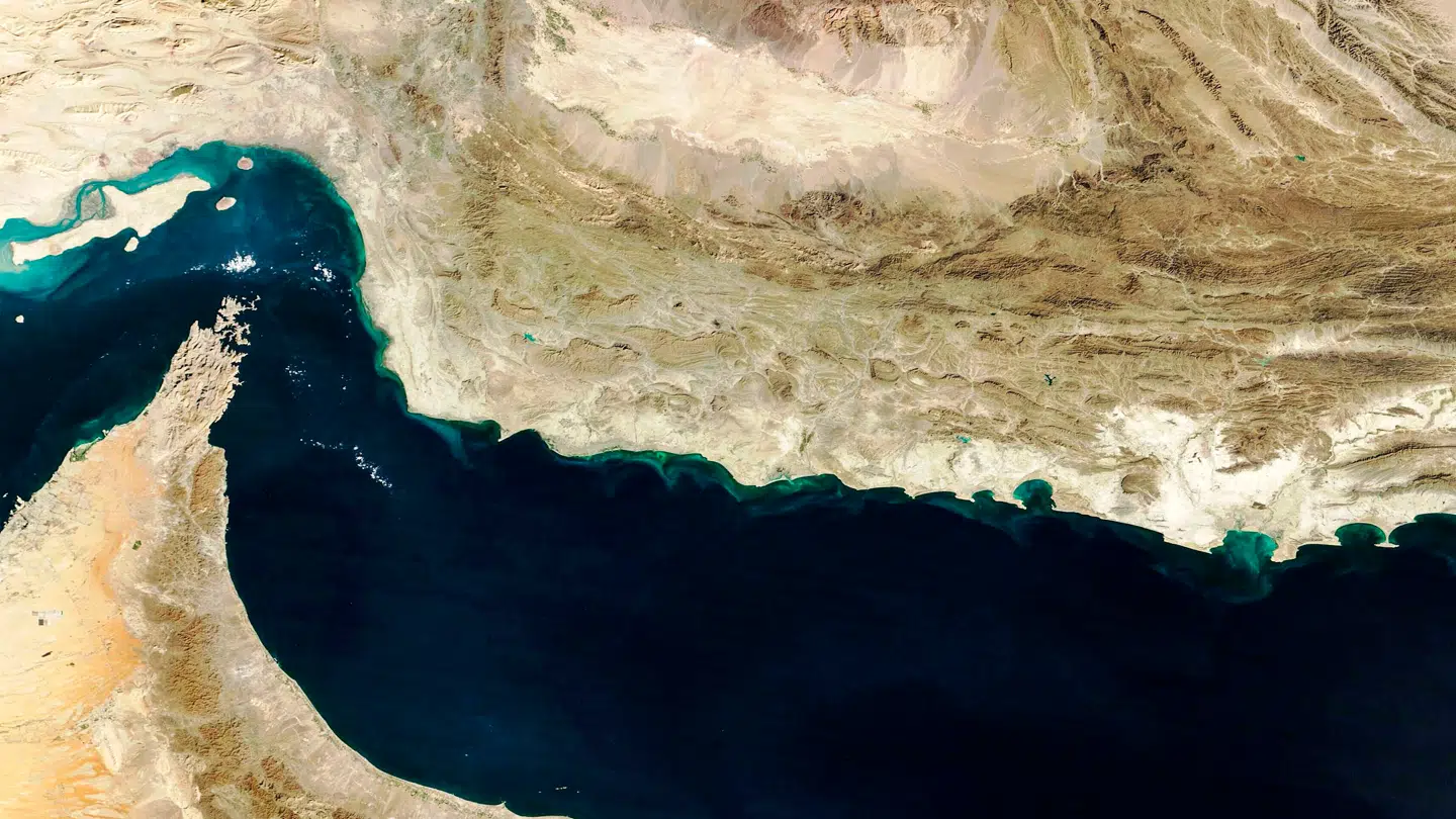 Hormuzstrædet ses i venstre hjørne. På den nordlige side er Iran, på den sydlige er Den Arabiske Halvø.