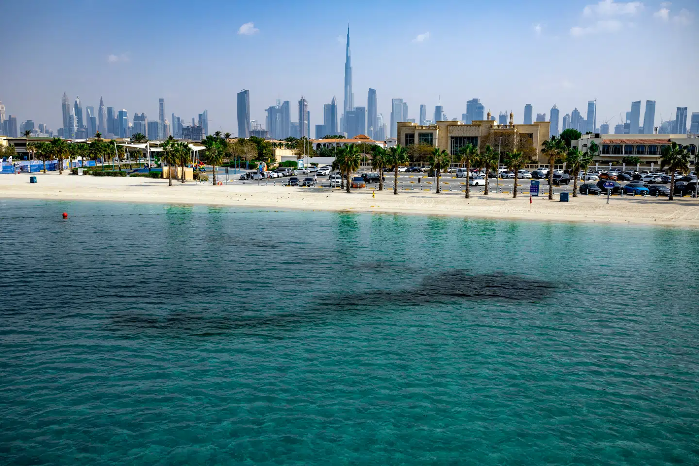 Endnu en skygge er kastet over Golfens metropoler. Hvis havafsaltningsanlæg bliver angrebsmål under den igangværende krig, risikerer indbyggerne i metropoler som Dubai (billedet) at stå uden en dråbe vand i vandhanen.