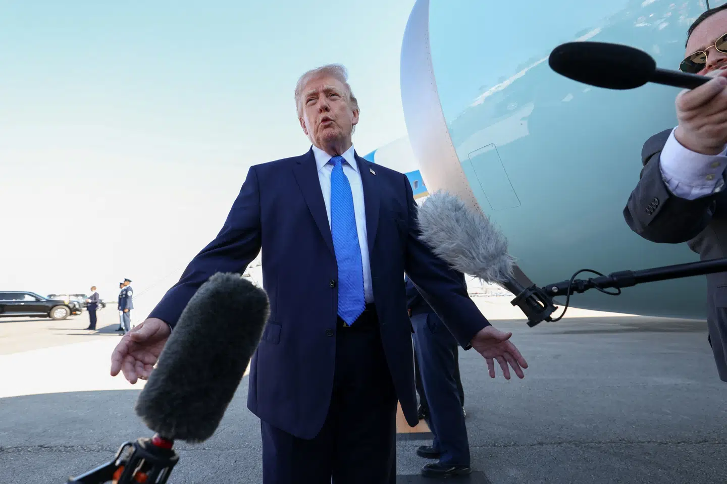 Trump taler med medier, inden han går om bord på Air Force One.