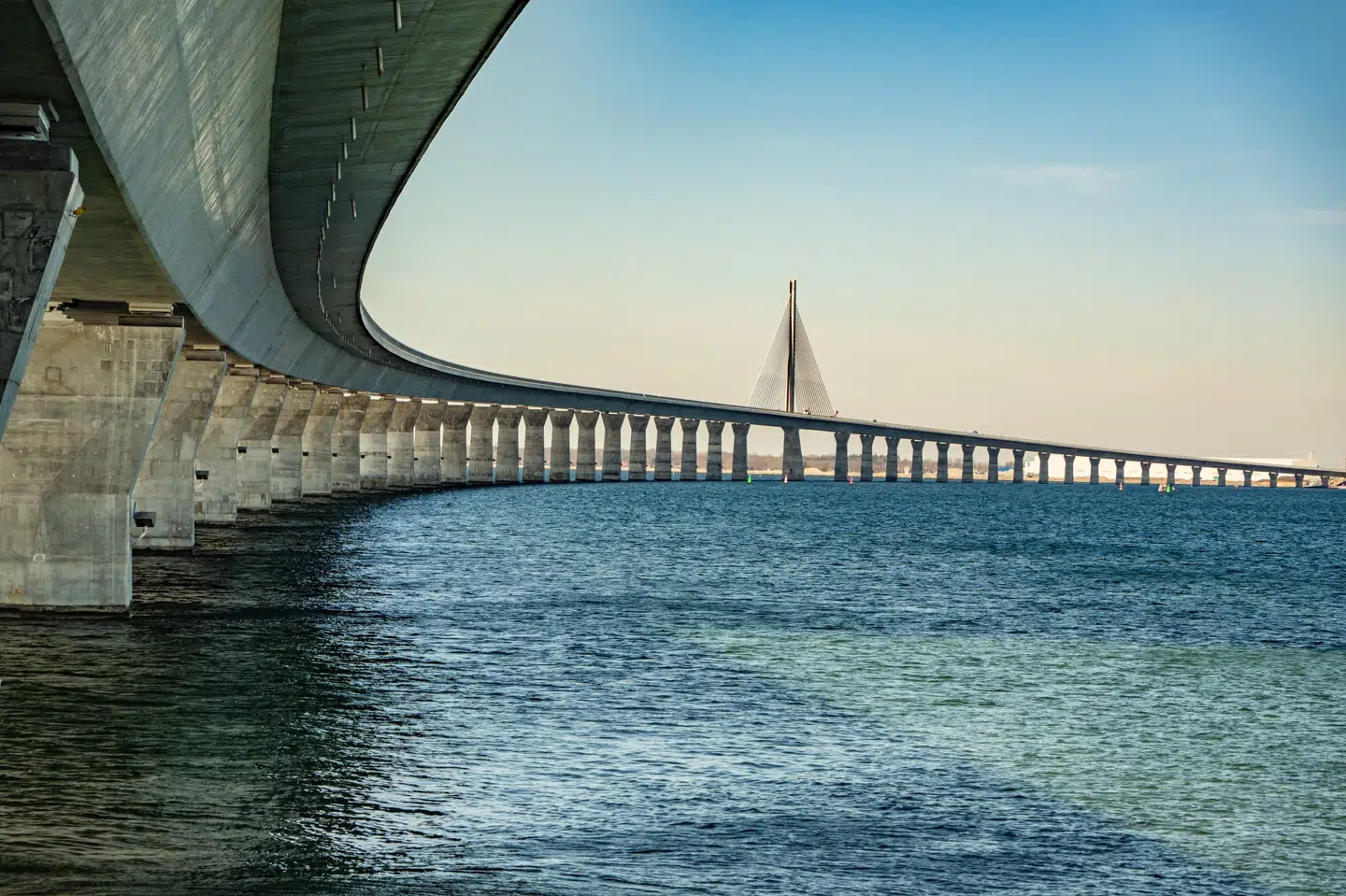 Den nye Storstrømsbro er mandag åbnet for trafikanter. Det er sket efter en indvielsesceremoni. Den nye bro erstatter den tidligere efter 88 års brug. (Pressebillede).