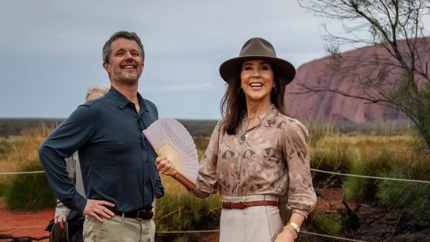 Kong Frederik X og dronning Mary der så solnedgangen over Uluru, Australien, lørdag den 14. marts 2026.