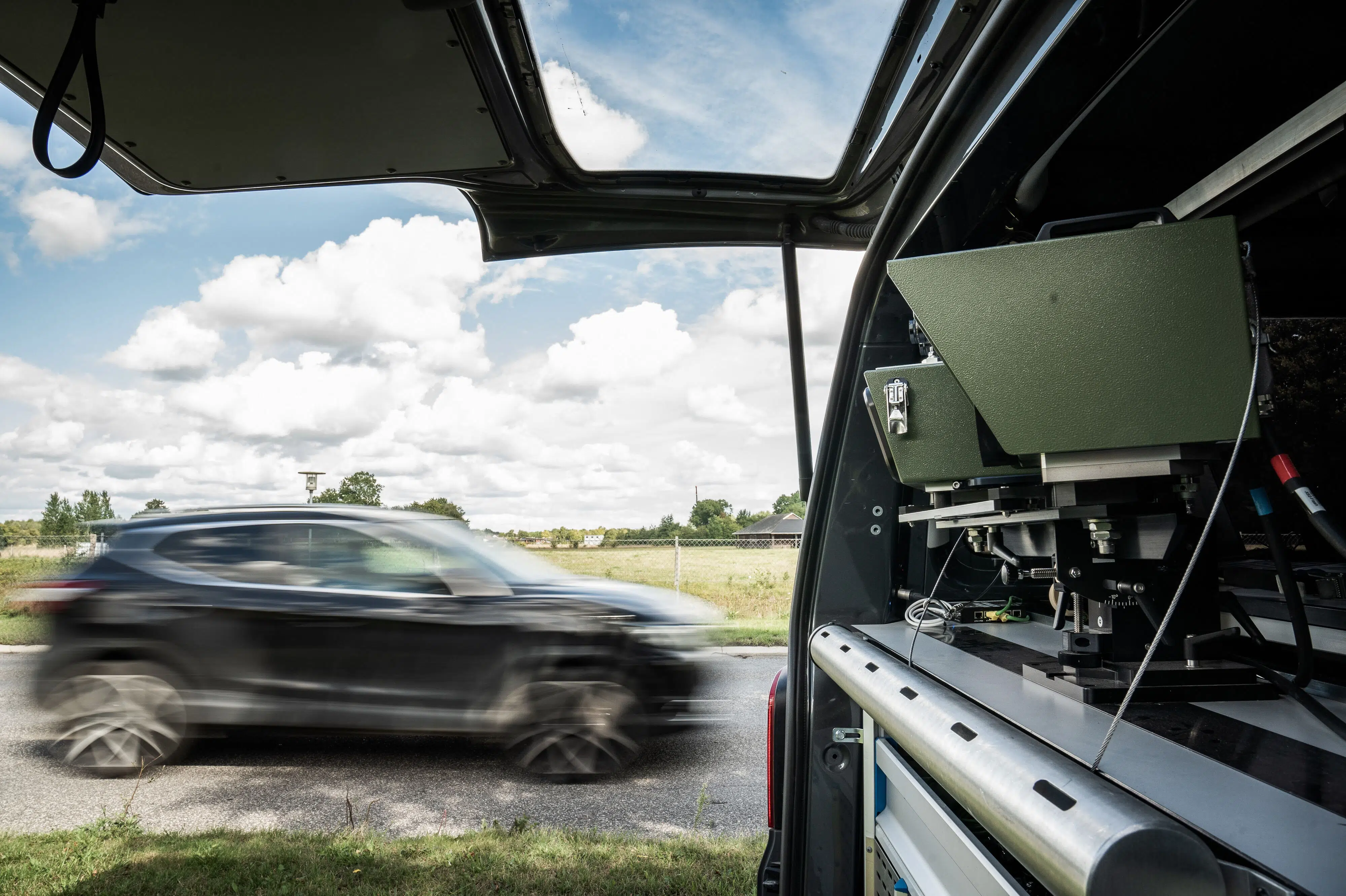 Bilist kørte ind i bemandet fotovogn - ambulancer blev tilkaldt