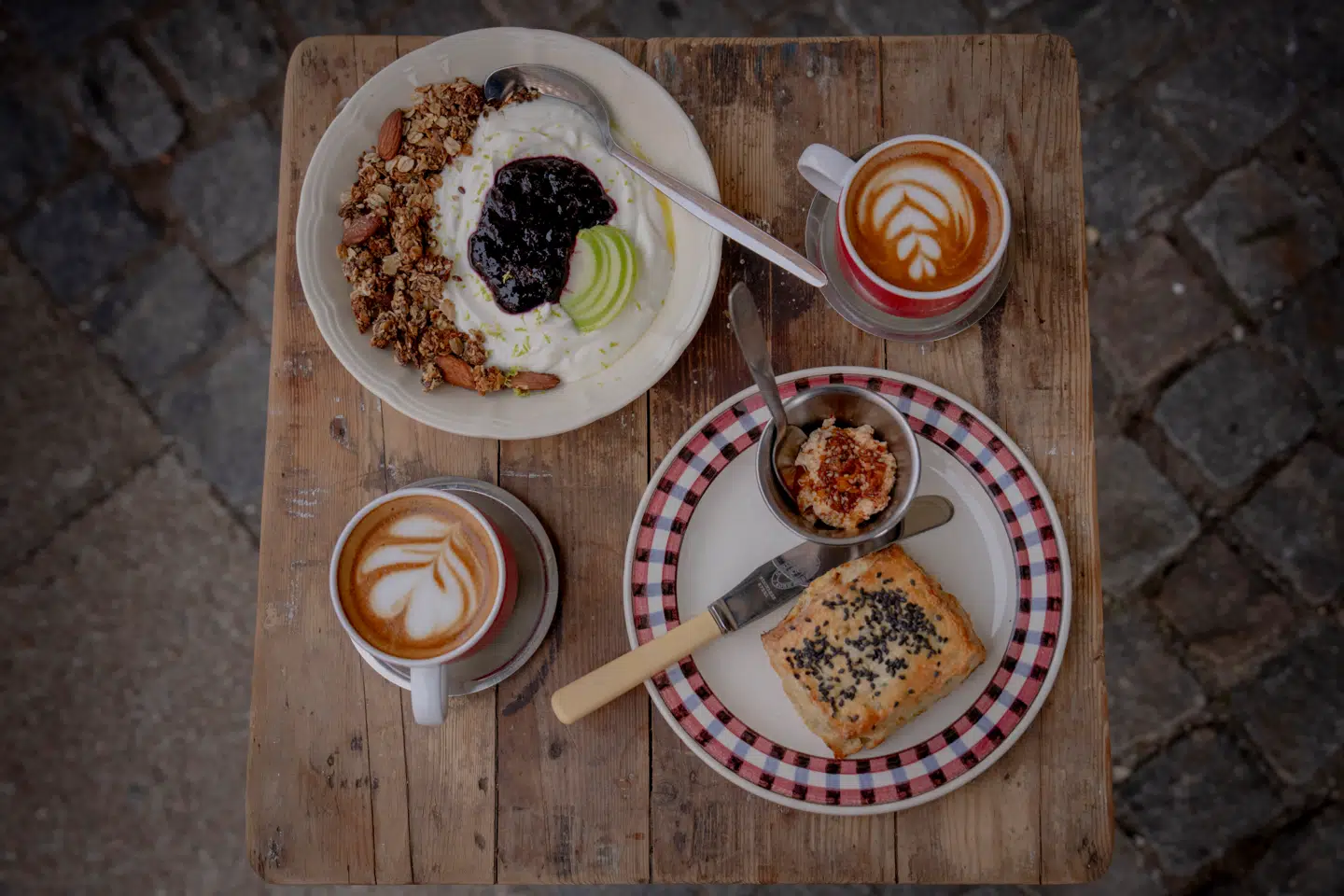 Menukortet indeholder større varme retter til frokost. På papiret lyder de virkelig gode.