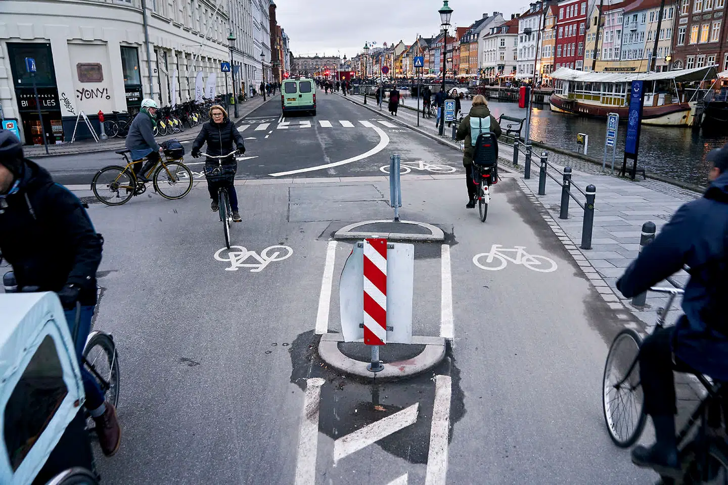 Foto taget på Inderhavnsbroen mod Nyhavn. Det er her, at lokale borgere frygter trafikuheld, fordi fodgængere og cyklister støder sammen i et uskønt virvar.