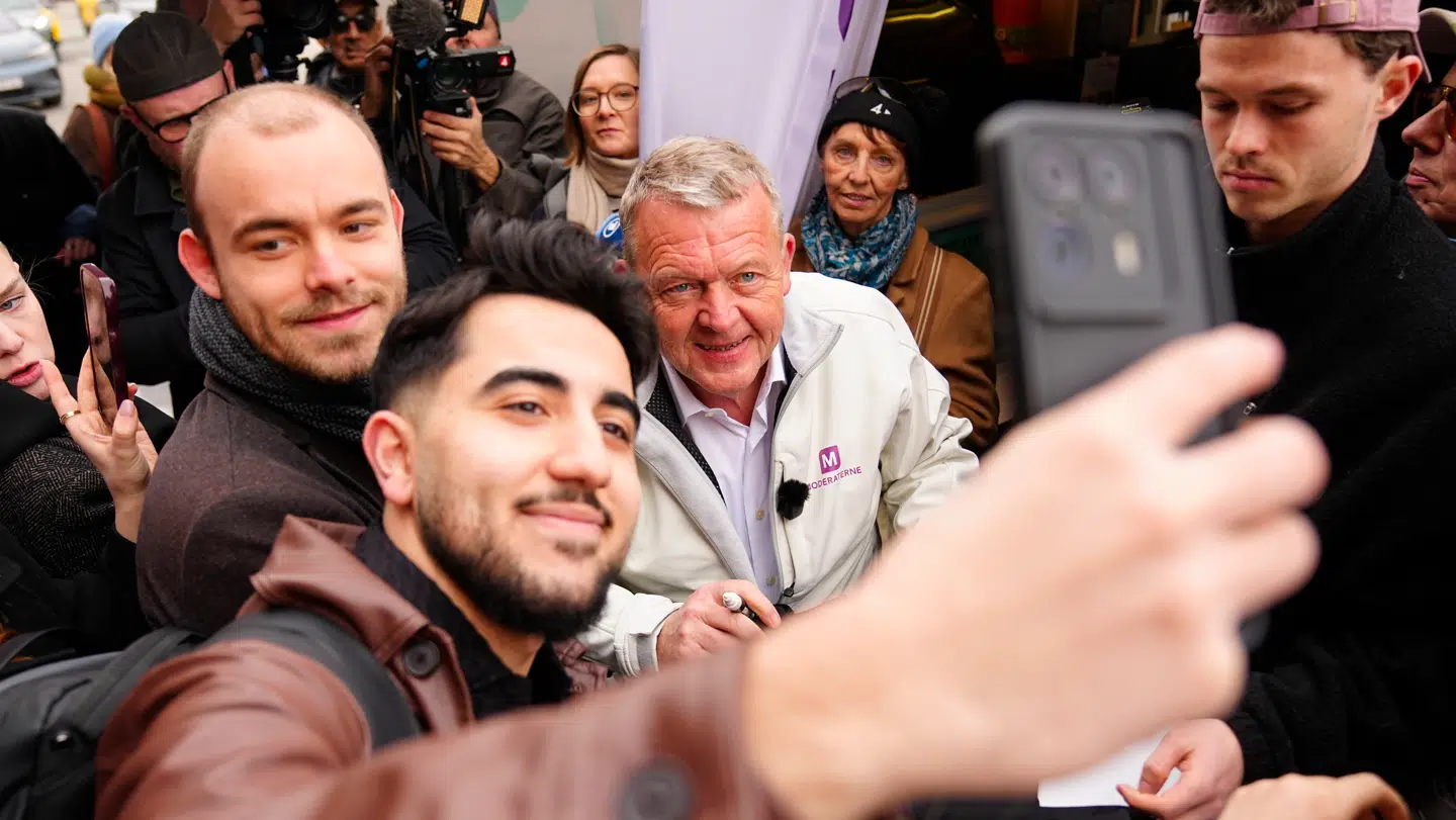 (Arkiv) Moderaternes formand Lars Løkke Rasmussen uddeler gratis hotdogs ved Københavs Hovedbanegård mandag den 23. marts 2026.