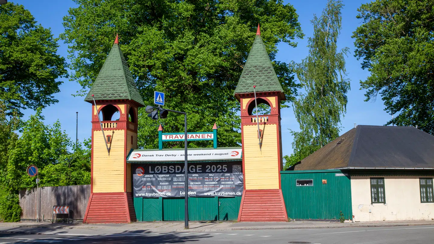 Travbanen i Charlottenlund, Lunden, Charlottenlund travbane, hestesport, port, indgang, travløb, trav, 20. maj 2025