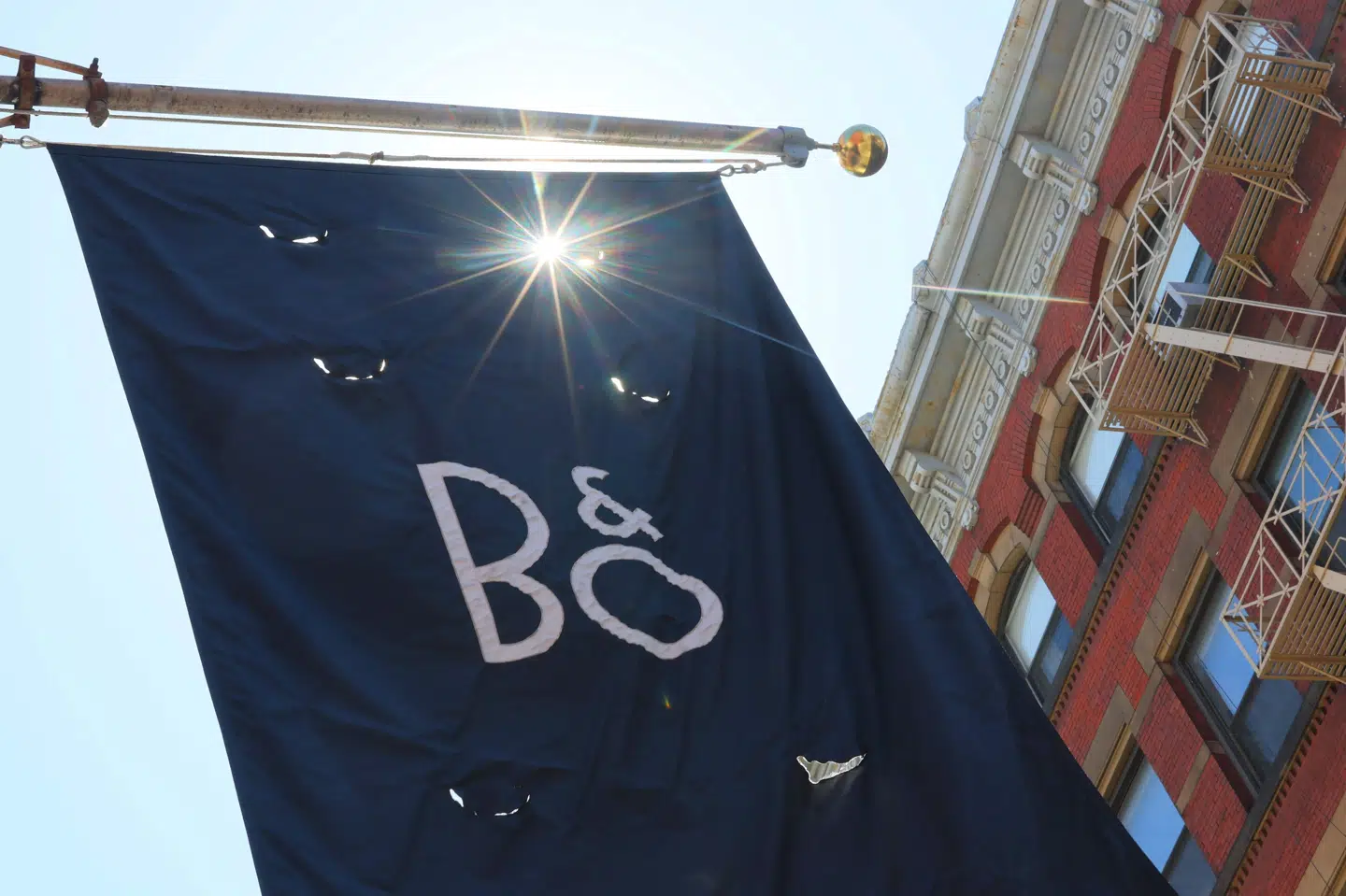 Bang & Olufsen nedjusterer mandag aftens sine forventninger til regnskabsåret 2025/2026, efter at omsætningen i tredje kvartal har været skuffende. (Arkivfoto).