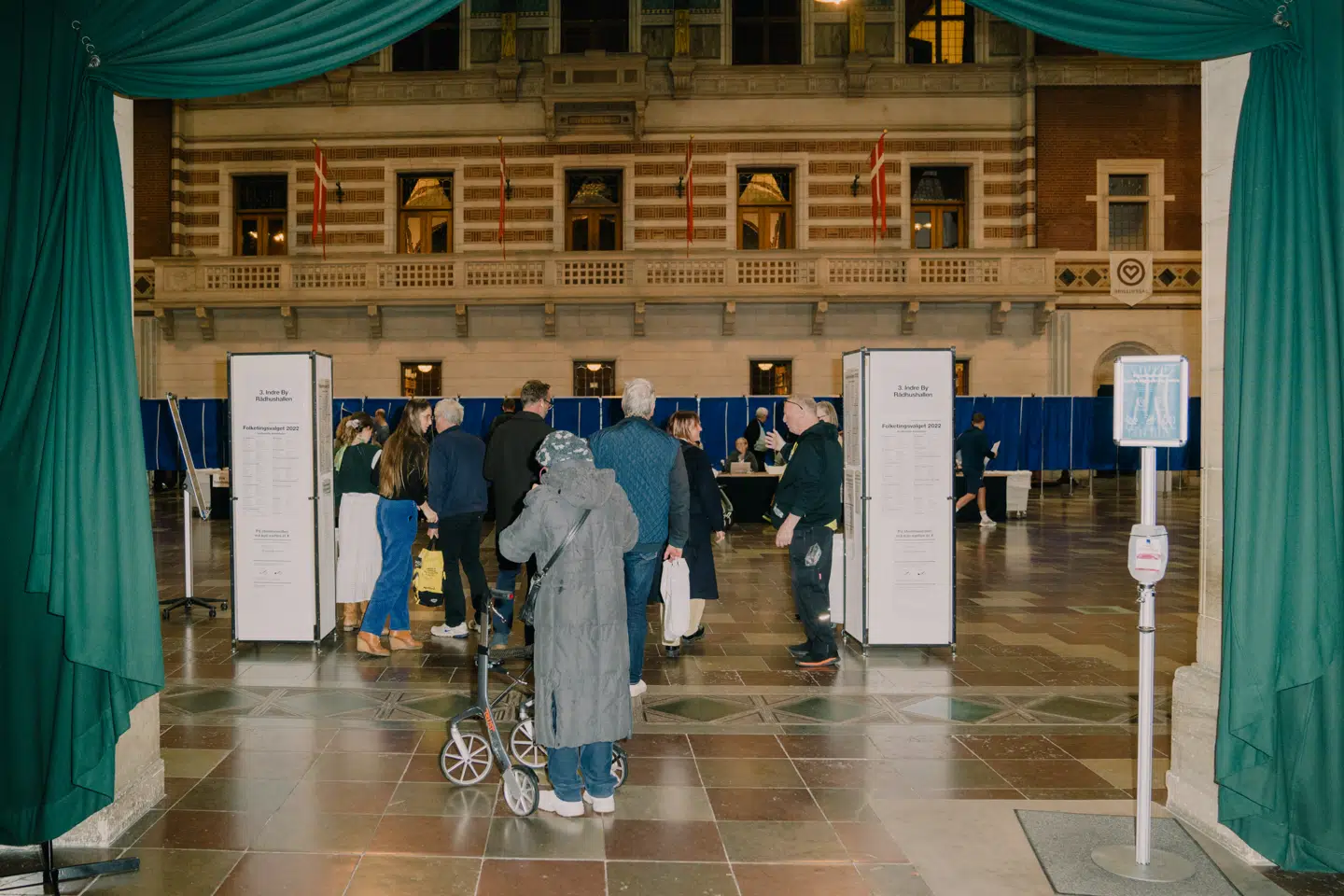 Valgstederne i hele landet åbner klokken 08 og lukker klokken 20, bortset fra på enkelte småøer.