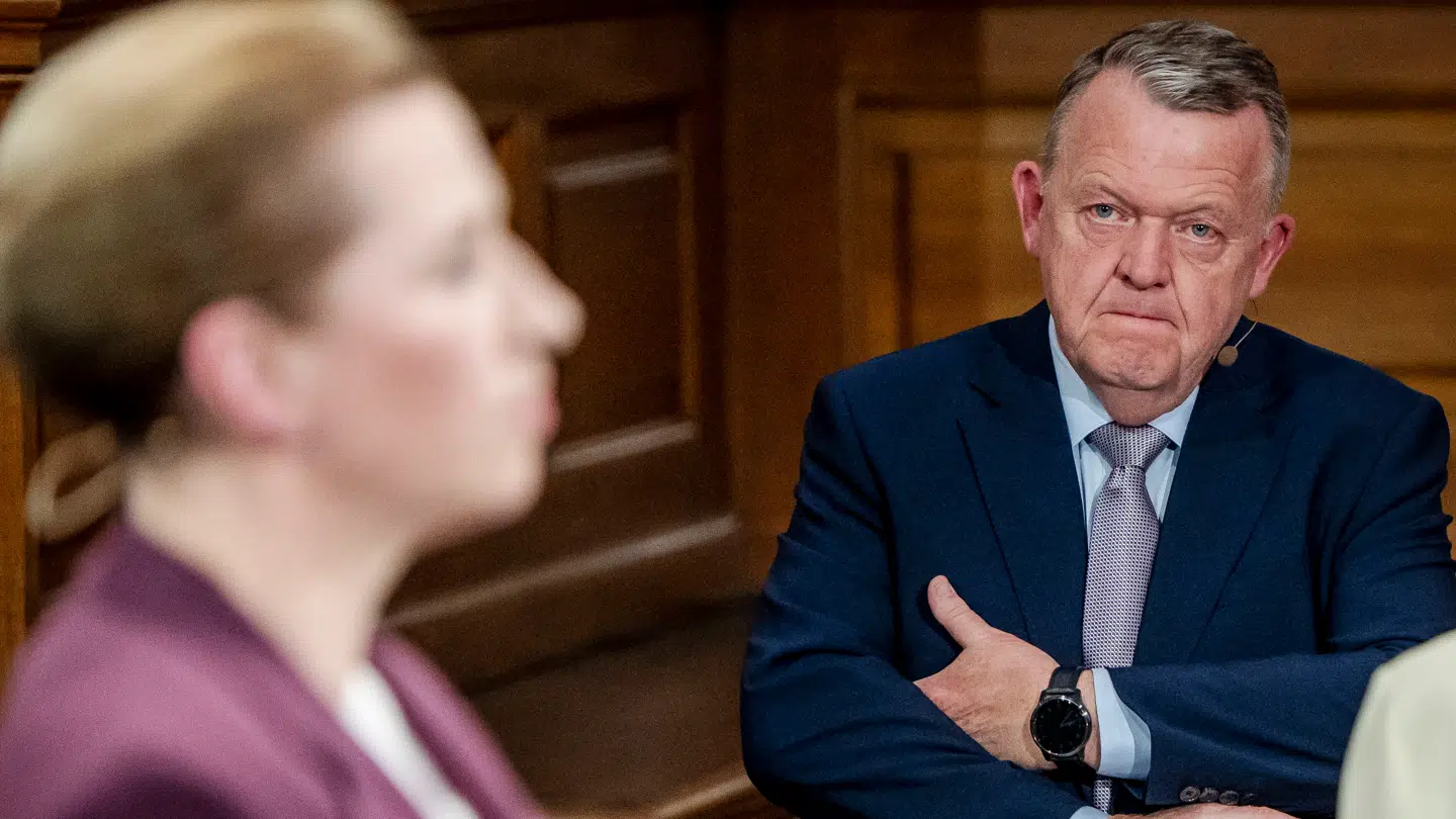 Her ses statsminister Mette Frederiksen (S) og udenrigsminister Lars Løkke Rasmussen (M) under TV 2s partilederdebat mandag aften.