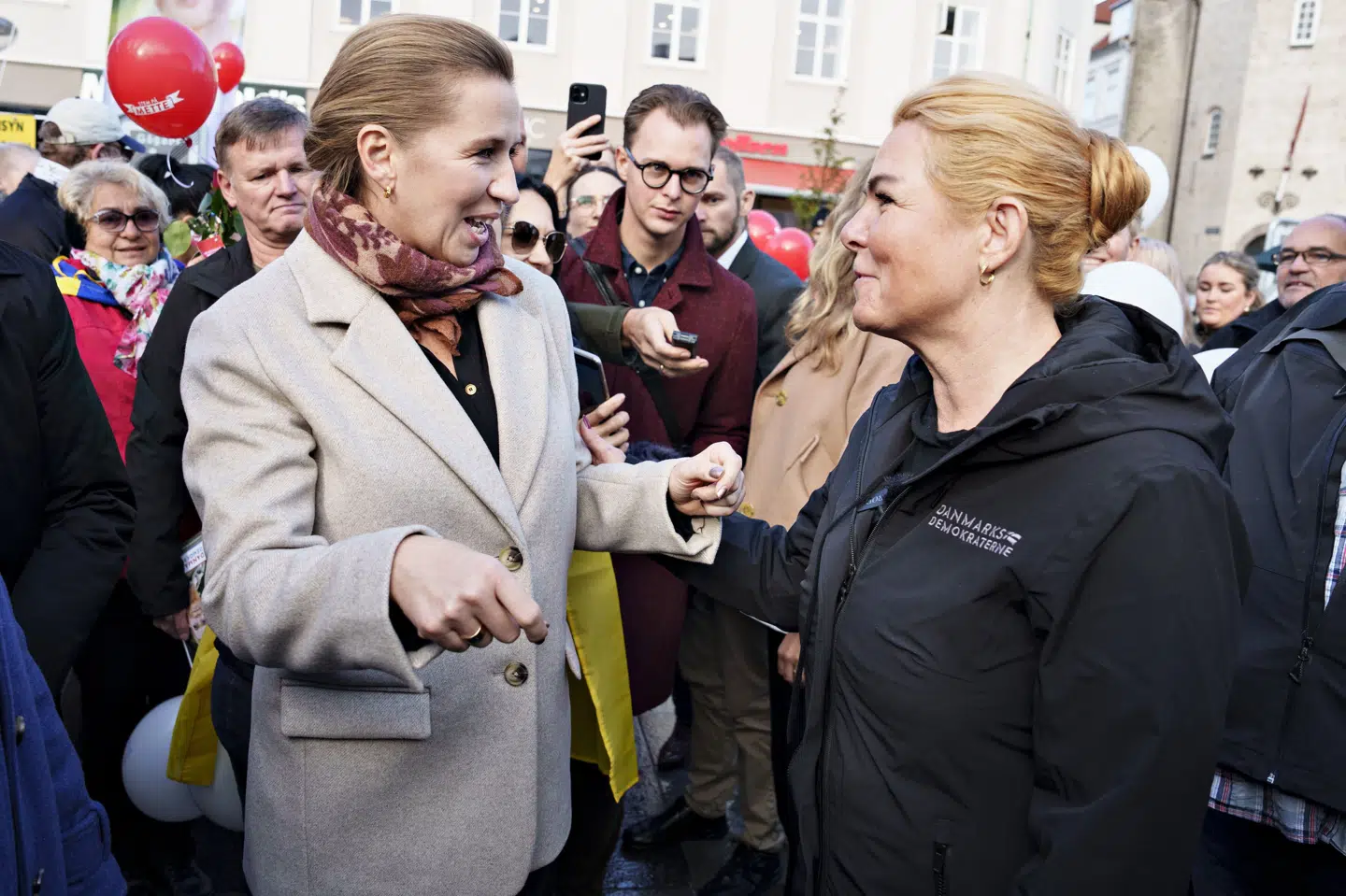 Mette Frederiksen (S) og Inger Støjberg (DD) hilser på hinanden i Aalborg under valgkampen før folketingsvalget i 2022. De fik henholdsvis flest og næstflest personlige stemmer ved det valg, og ingen af dem behøver at frygte for at ryge ud ved valget tirsdag. Men flere andre politikere er til gengæld i fare for ikke at blive valgt til Folketinget. (Arkivfoto).