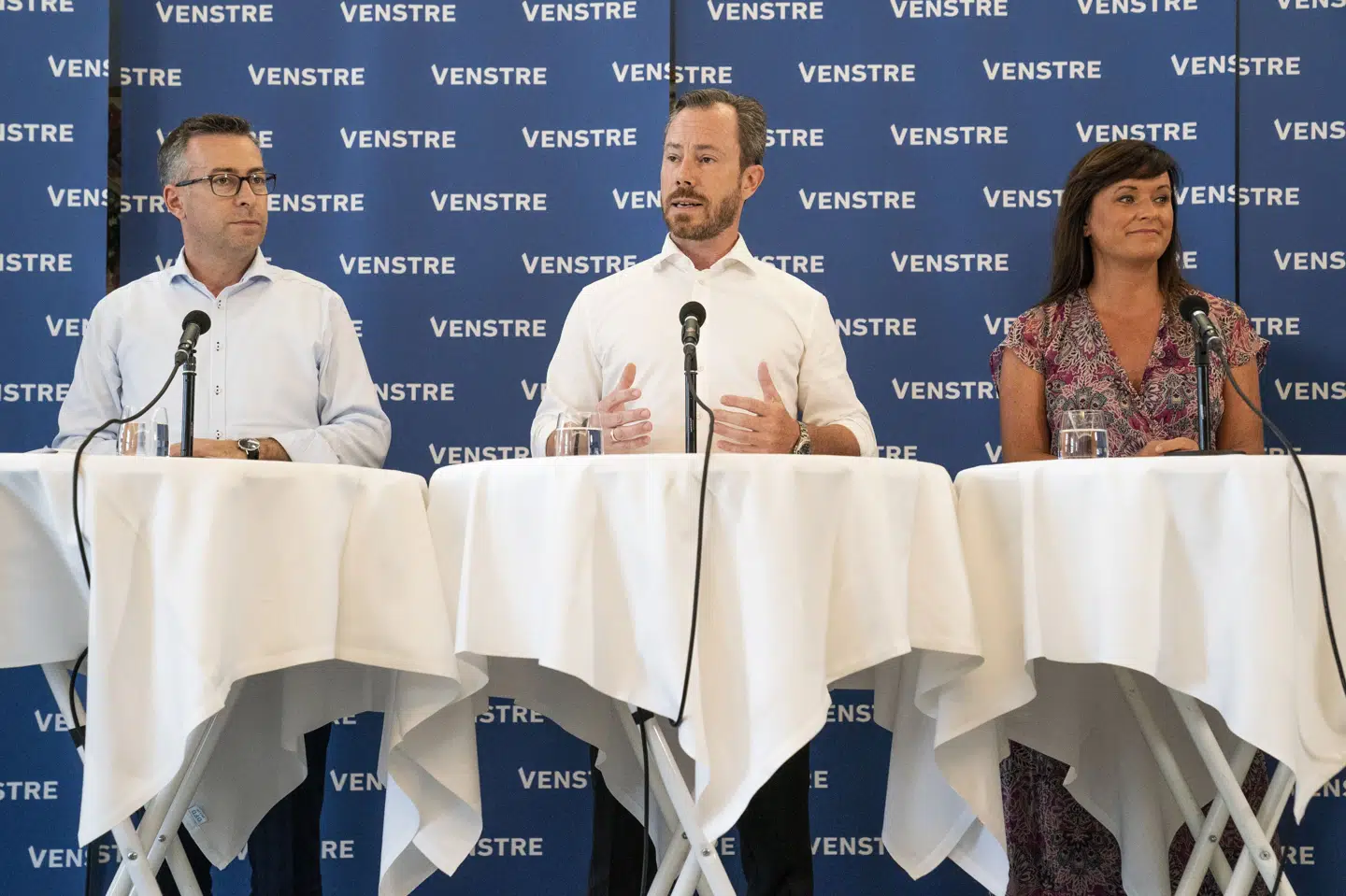 Hans Andersen og Sophie Løhde - som her flankerer daværende Venstre-formand Jakob Ellemann-Jensen i 2022 - kommer muligvis til at skulle slås om kun ét mandat for Venstre i Nordsjællands Storkreds ved valget. Hvis det sker, er Løhde storfavorit til at tage mandatet med flest personlige stemmer. (Arkivfoto).