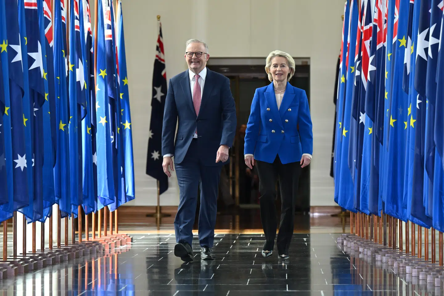 Australiens premierminister, Anthony Albanese (til venstre), og EU-Kommissionens formand, Ursula von der Leyen (til højre), fik til tirsdag fået en stor frihandelsaftale på plads, så man frigøres fra USAs og Kinas luner.