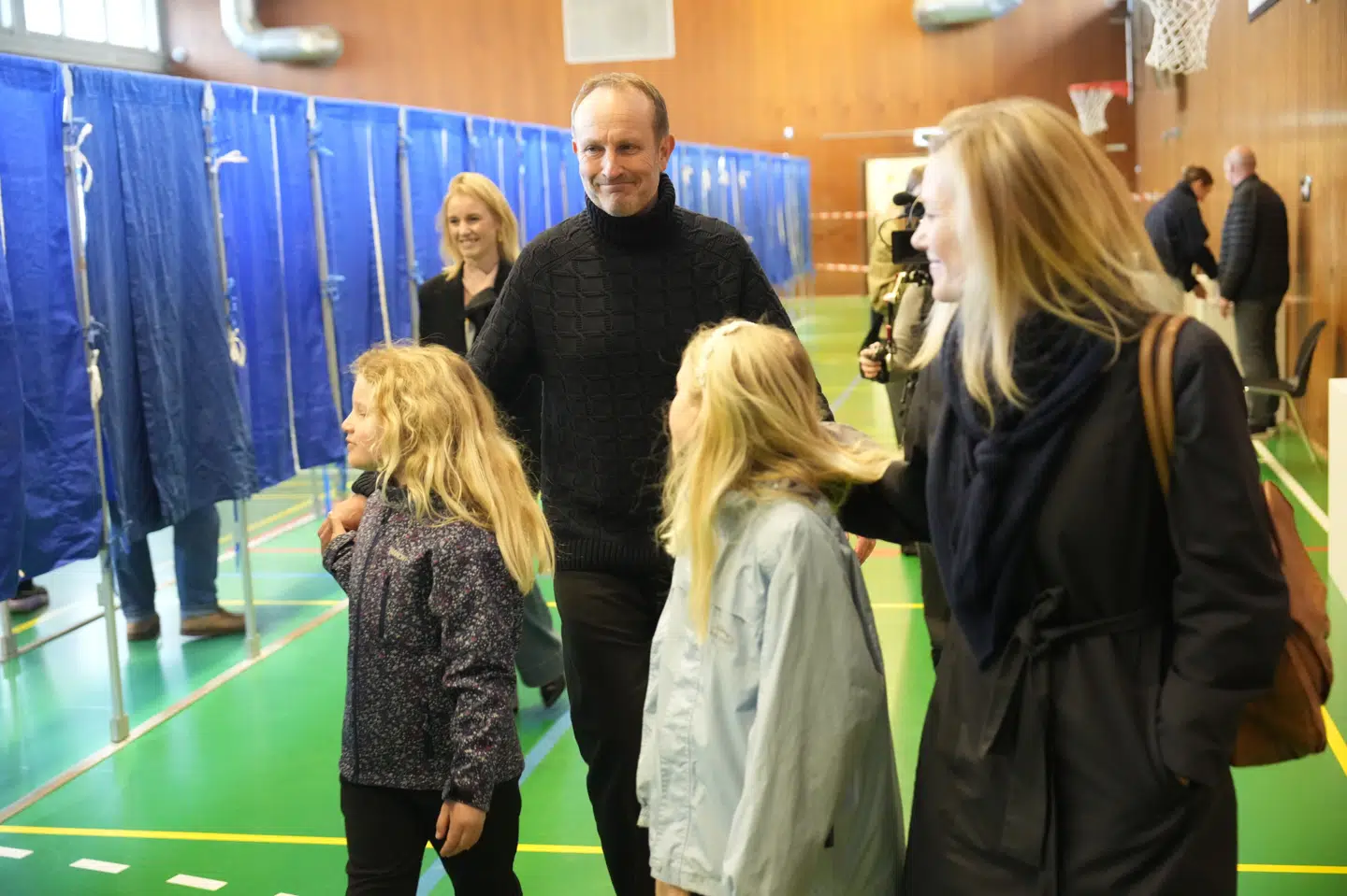 Martin Lidegaard, politisk leder for Radikale Venstre, afgiver sin stemme ved folketingsvalget i Brønshøj sammen med sin familie.