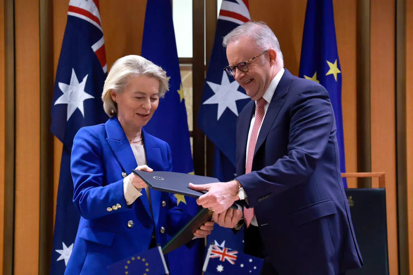 EU-Kommissionens formand, Ursula von der Leyen, og den australske premierminister, Anthony Albanese, har hyldet den nye store handelsaftale som en sejr for begge parter.