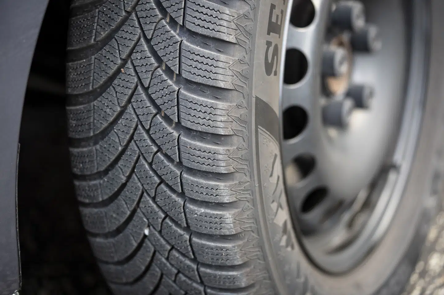 Danskernes private biler er i gennemsnit lidt mere end ti år gamle. De nyeste biler findes i Nord- og Østsjælland samt i de store danske byer. (Arkivfoto).