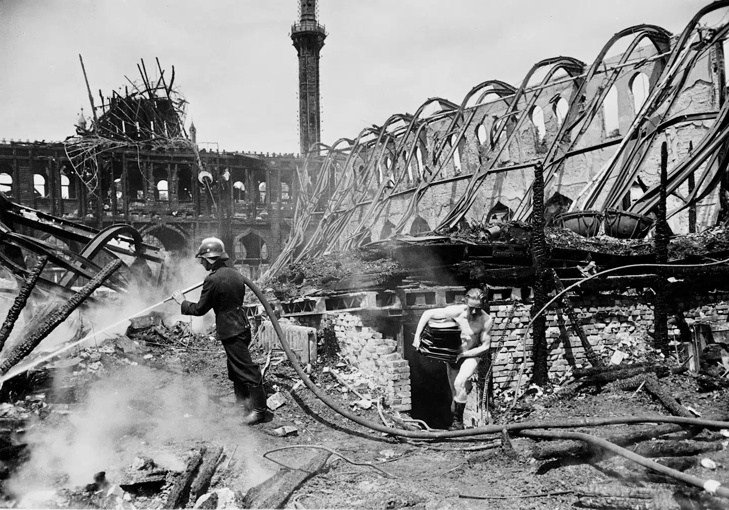 Besættelsen havde stor indflydelse på musikken i Danmark - her må noder reddes ud af brændende ruiner i Tivoli, 1944. Foto: Frihedsmuseet.