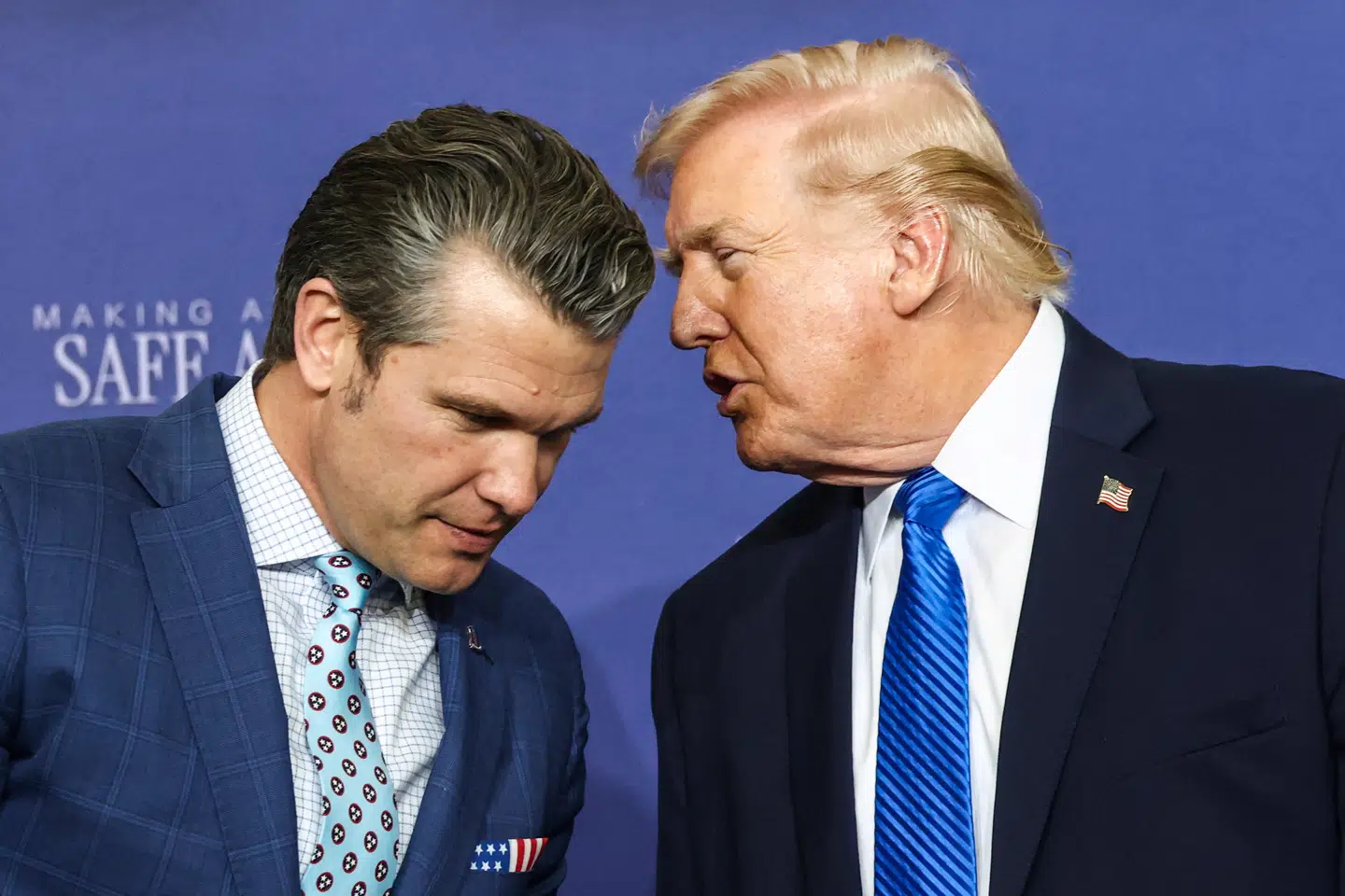 Arkivfoto af USAs præsident, Donald Trump, i samtale med den amerikanske forsvarsminister, Pete Hegseth.