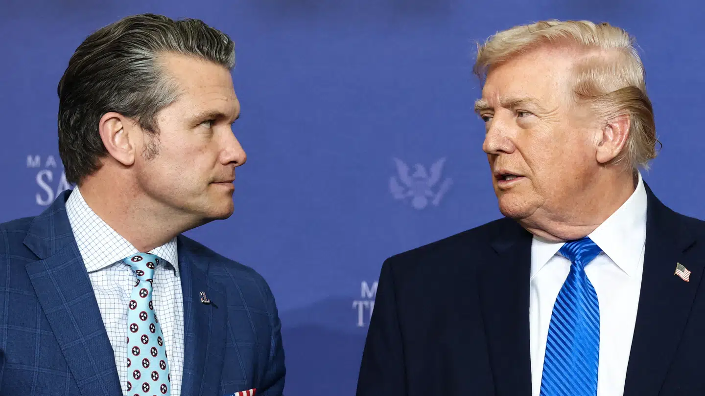 Pete Hegseth (tv.) og Donald Trump var sammen til rundbordsmøde mandag, da ordene faldt.