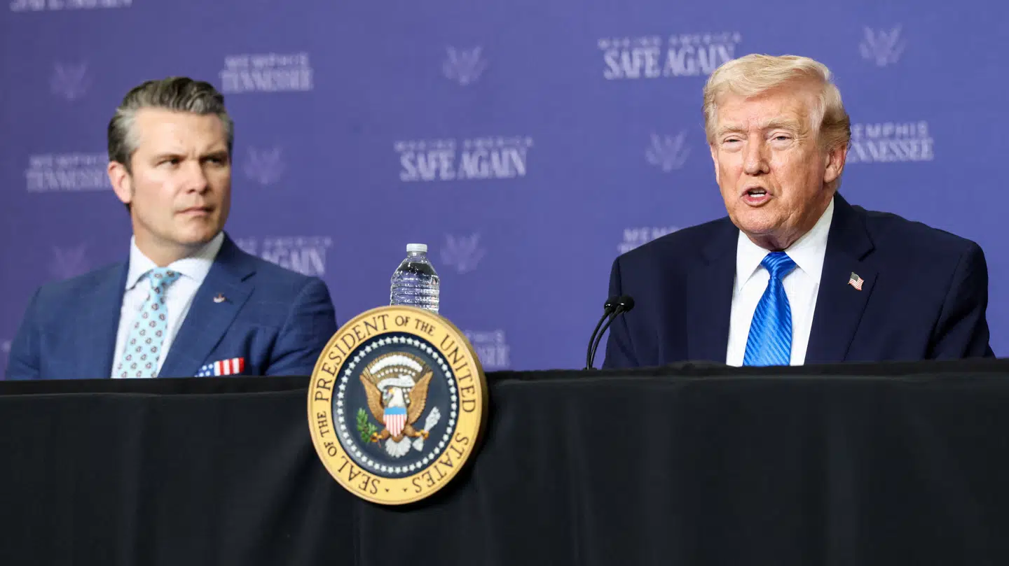 En forsvarsminister og en præsident ved siden af hinanden.