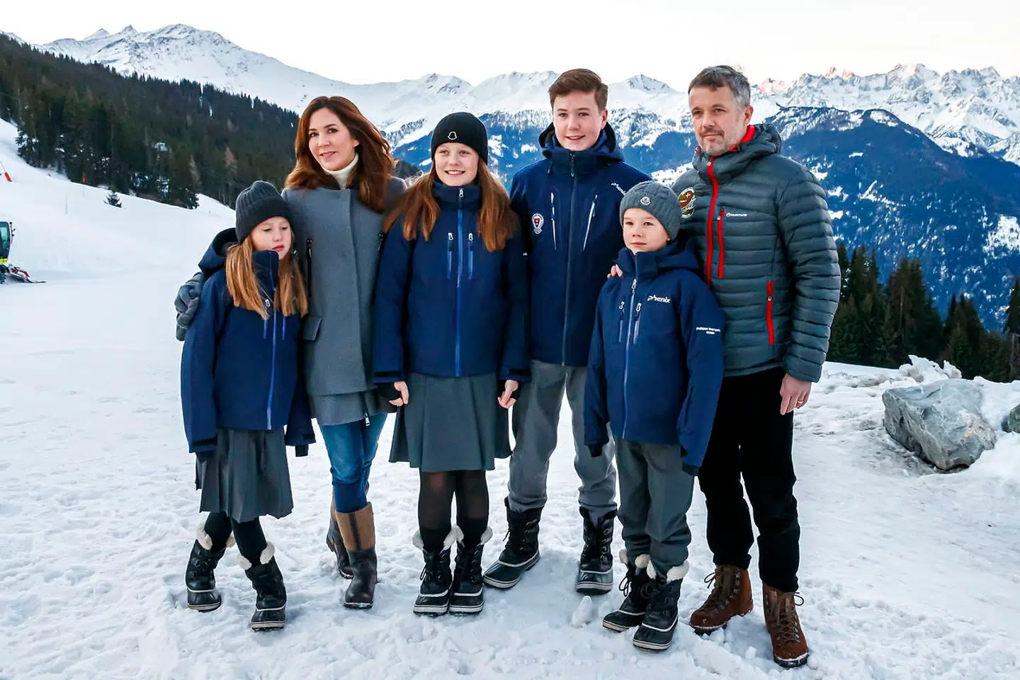 Kronprinsparret med deres fire børn i Verbier i Schweiz.