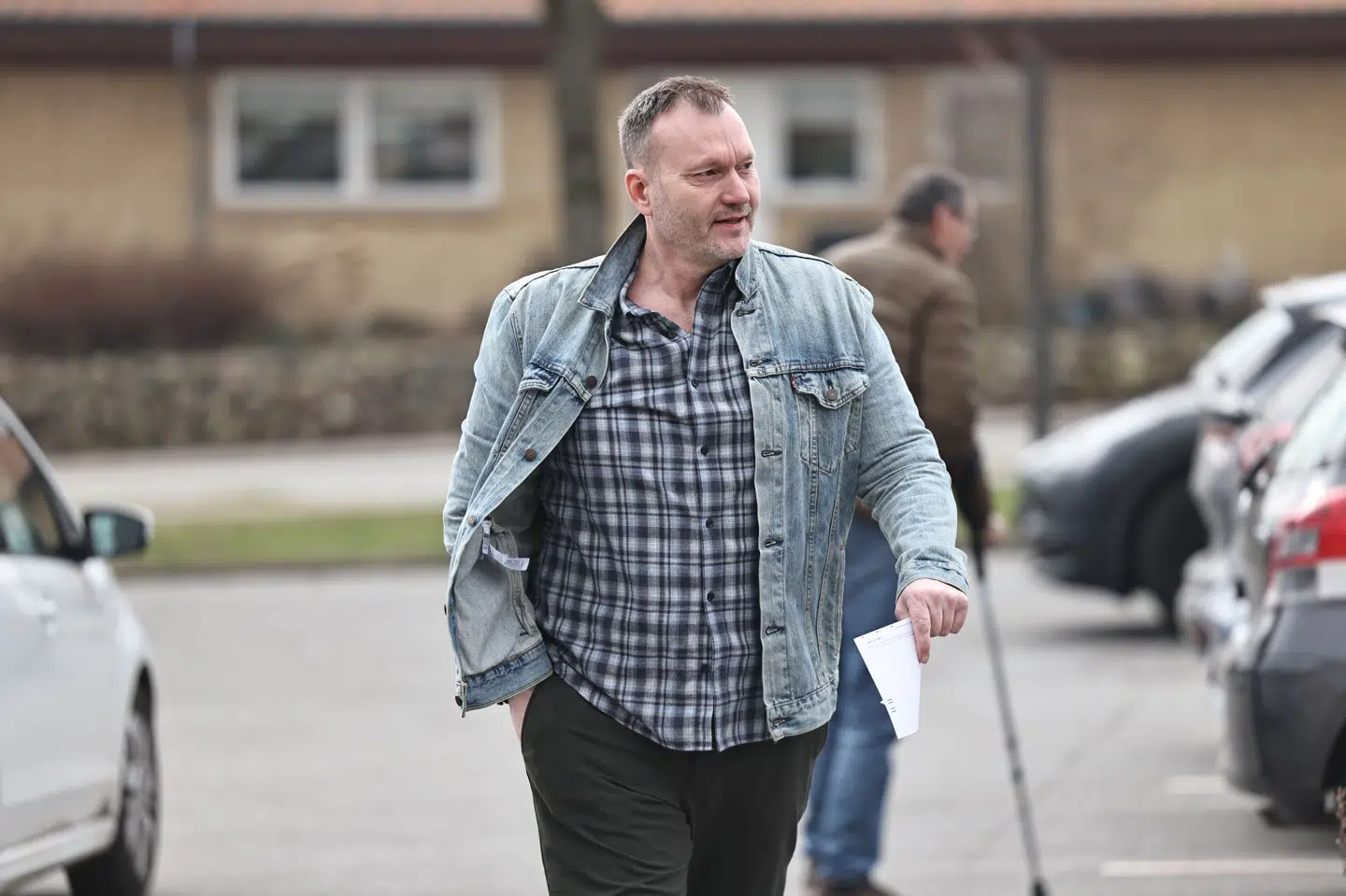 Lars Boje Mathiesen er på vej ind for at stemme i Næsbyhøjhallen i Harlev ved Aarhus.