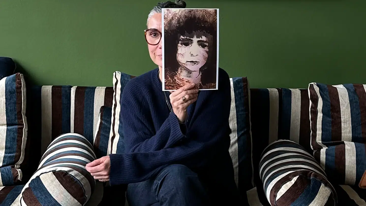 Lis Kasper Bang med et af sine kunstterapeutiske værker med et af sine egne fotografier som udgangspunkt.