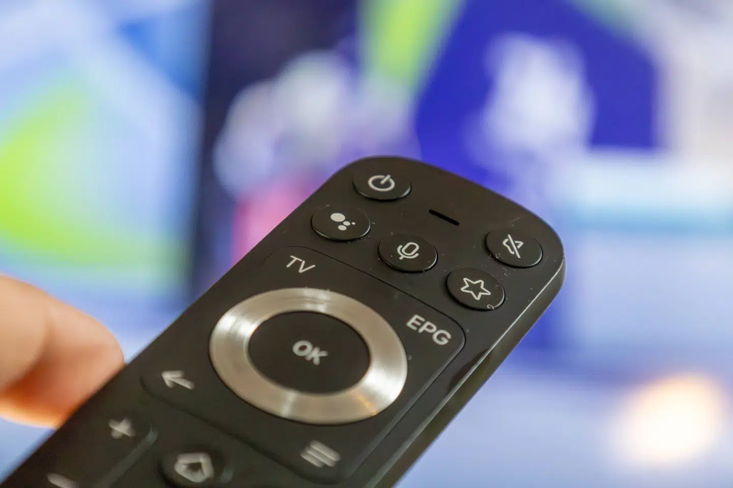 De teknologigiganter, som gennem deres software styrer fladskærmsfjernsyn og digitale assistenter, bør betragtes som dørmænd og dermed underlægges EUs skrappeste krav, lyder opfordringen til EU-Kommissionen.