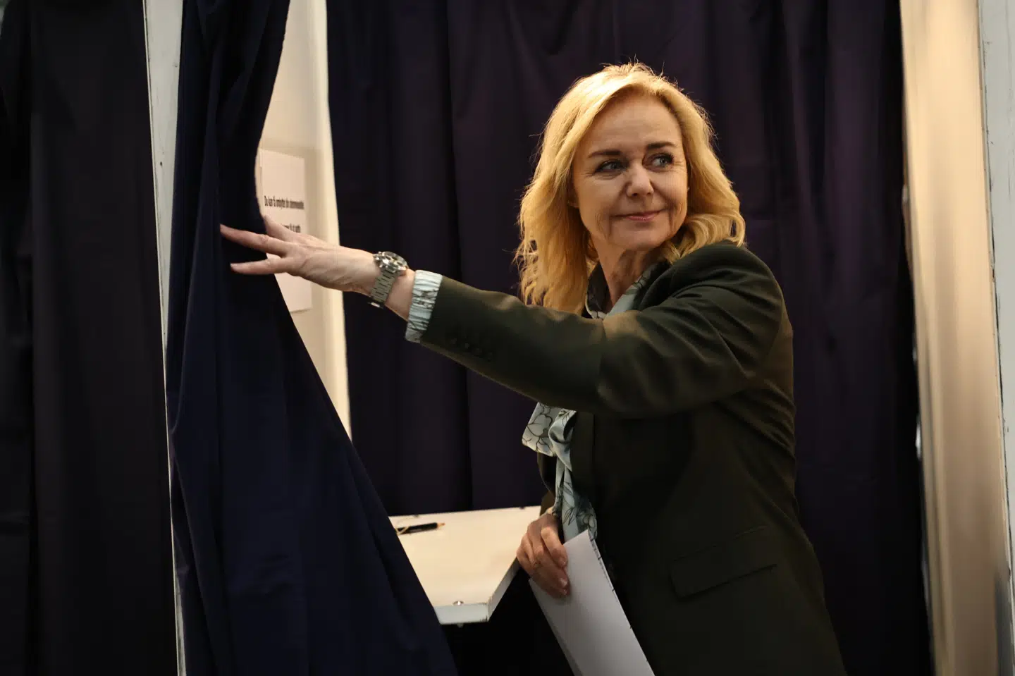 Mona Juul, der er leder for De Konservative, stemmer i sin hjemby, Horsens.