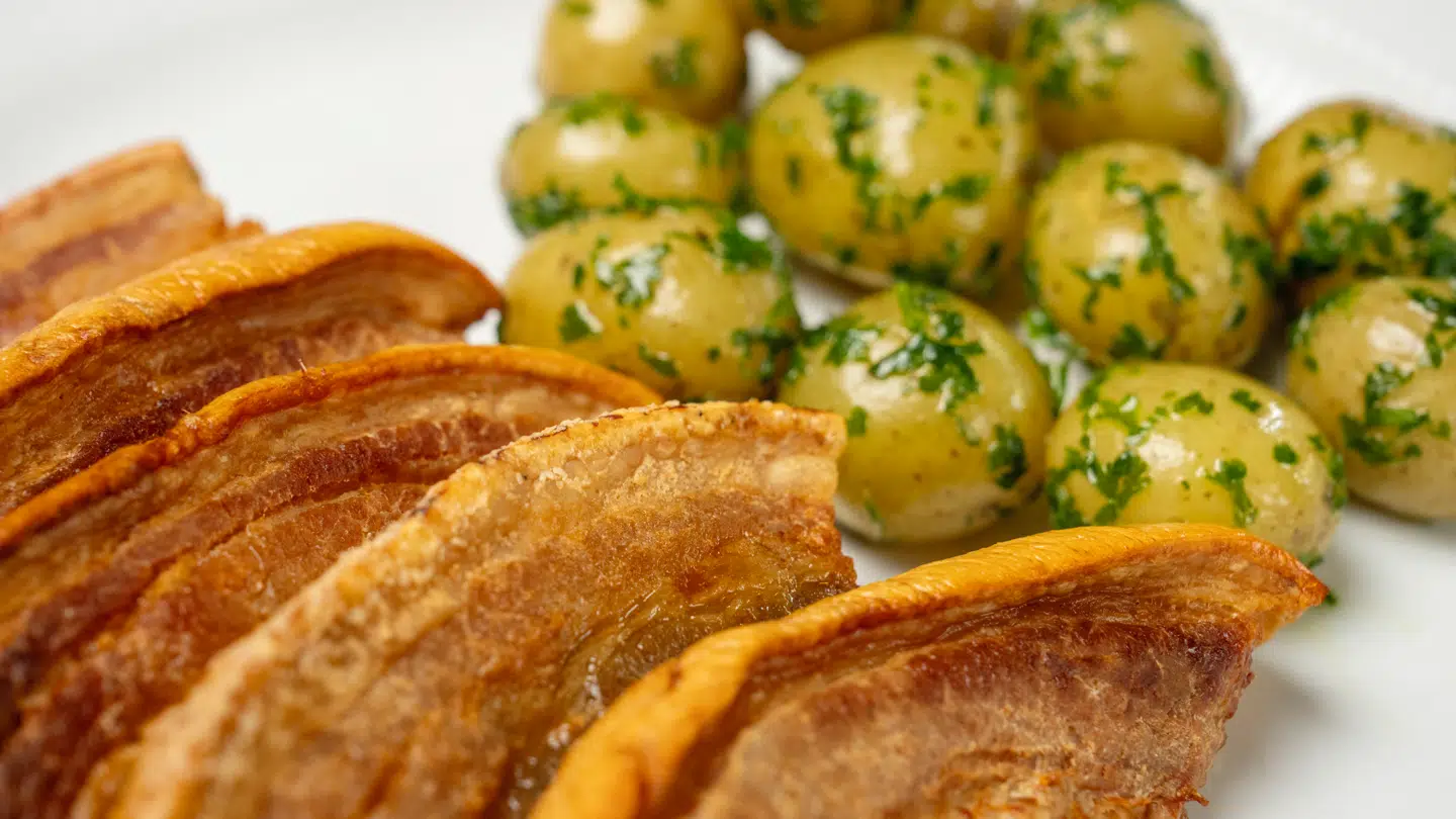 Stegt flæsk er for mange danskere blevet en fast tradition, når de skal til stemmeurnerne.