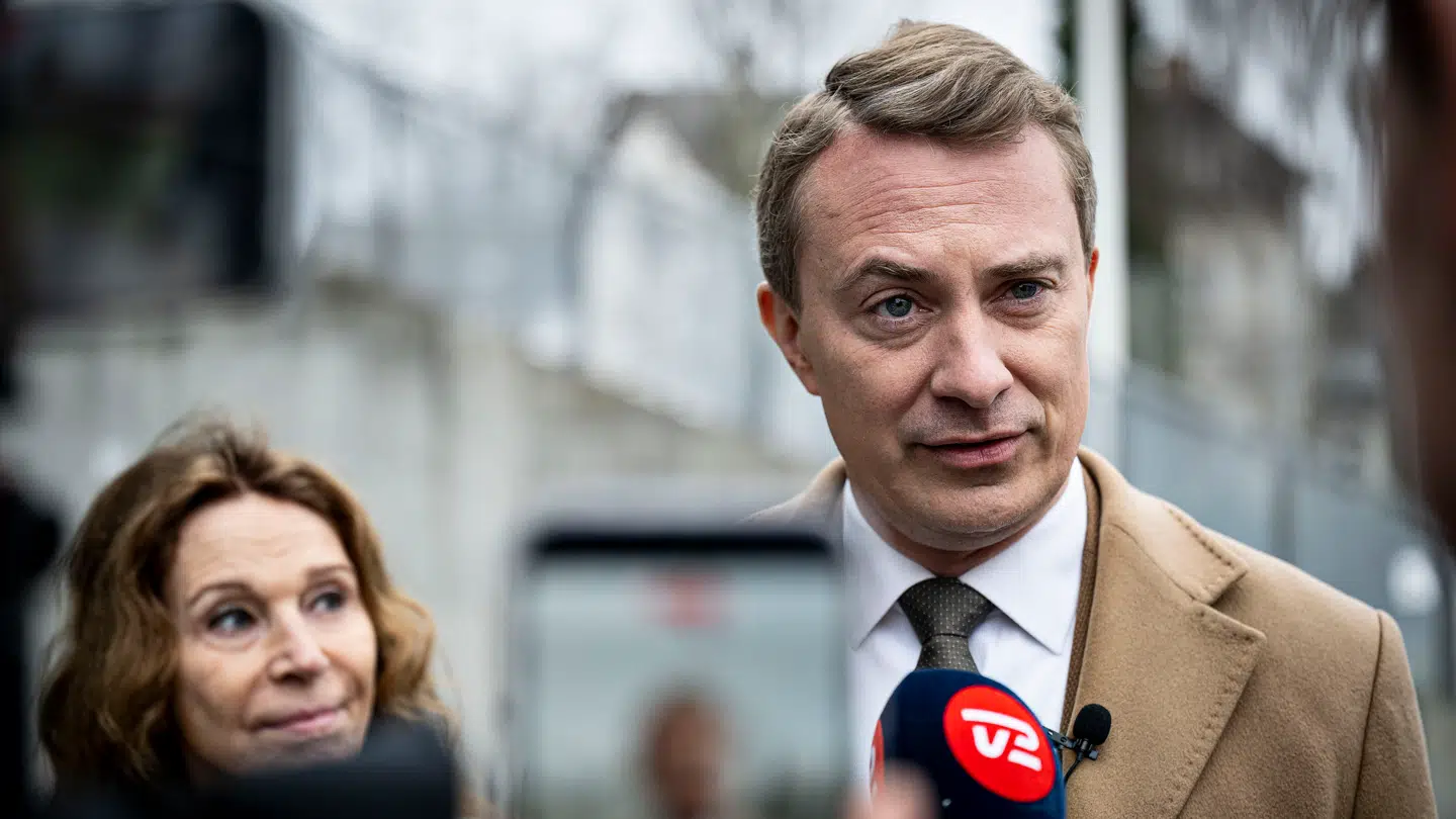 Formand for Dansk Folkeparti Morten Messerschmidt afgiver sin stemme til folketingsvalget i Ordrup Hallen, tirsdag den 24. marts 2026. Her er han sammen med sin partner Dot Wessman. (Foto: Nils Meilvang/Scanpix 2026)