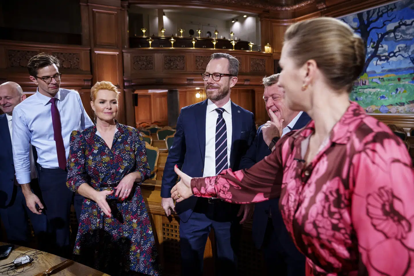 Statsminister Mette Frederiksen (S) rakte hånden ud mod Inger Støjberg fra Danmarksdemokraterne efter den afsluttende partilederdebat om natten ved valget i 2022. (Arkivfoto).