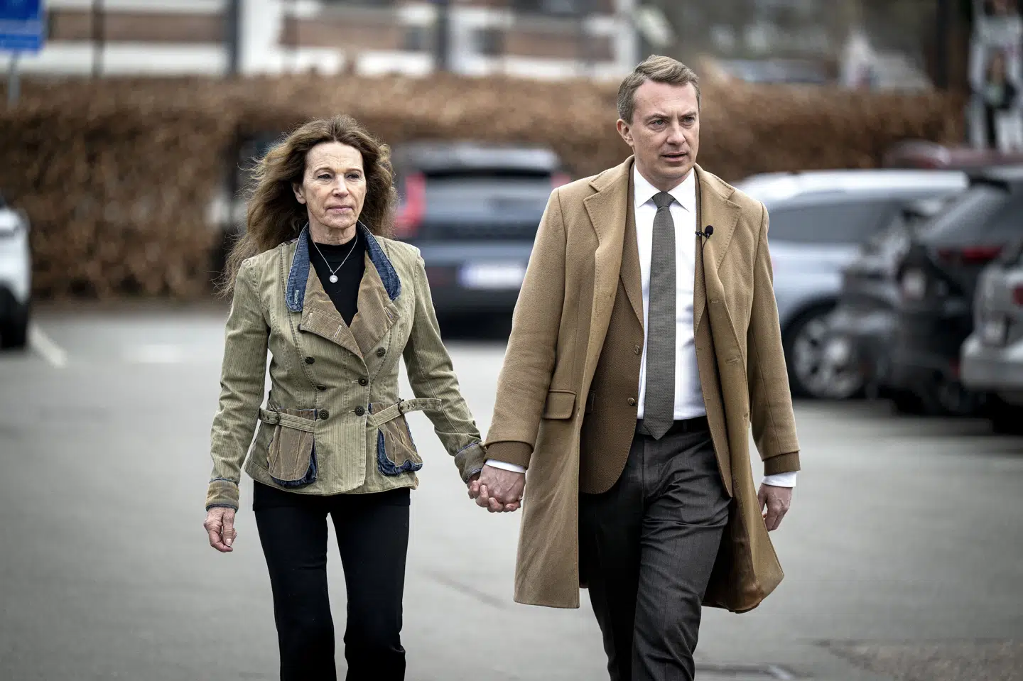 Morten Messerschmidt, der er formand for Dansk Folkeparti, ankommer tirsdag til sit valgsted hånd i hånd med sin kæreste, Dot Wessman. Han håber, at valget fører til en blå regering med et stærkt DF.